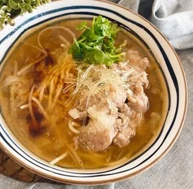 肉羹佐油蔥酥與香菜