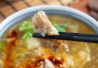 王爺招牌魚翅羹,鮮嫩排骨肉現夾入碗