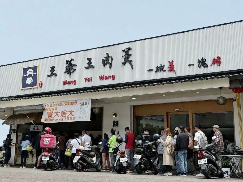 草屯店開幕買大送大,門口排隊人潮不間斷