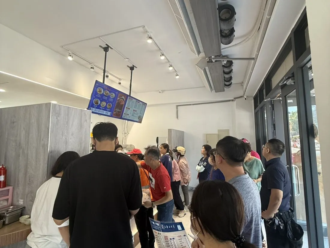 店內排隊點餐人潮